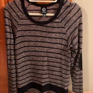 Delicate sweater with leather patches on elbows